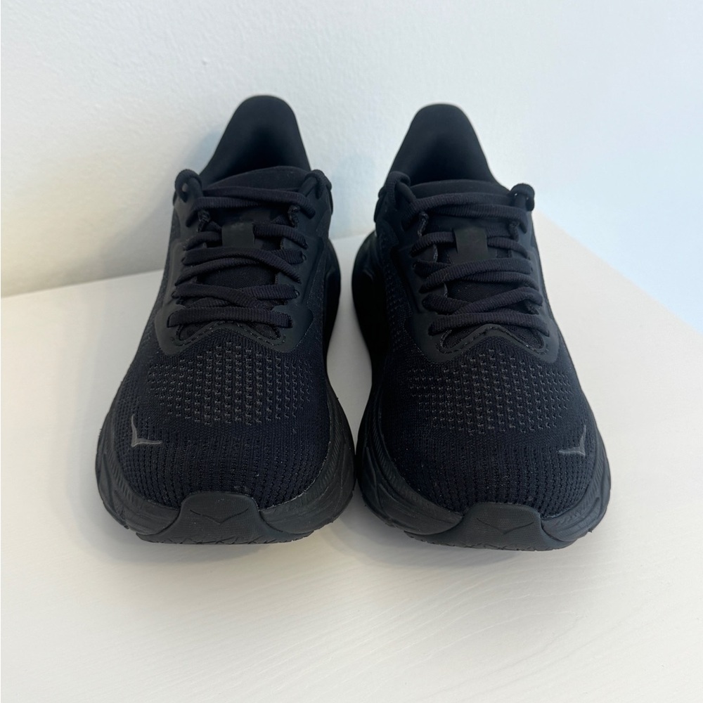 HOKA Arahi 7 Sneakers - Triple Black - Picture 7 of 9